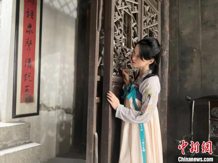 “小众”节日“复兴”引新潮中外“同袍”汉服传共鸣