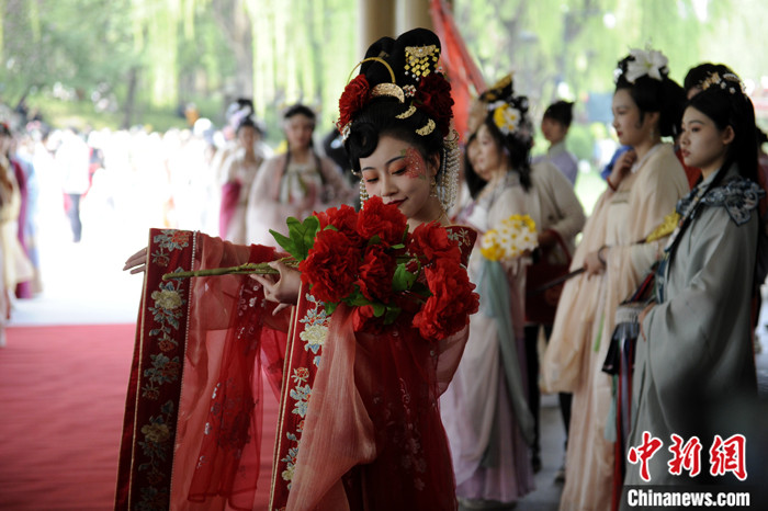 图为汉服爱好者扮演牡丹花仙子庆祝上巳节。 <a target='_blank' href='/' _fcksavedurl='/' _fcksavedurl='/'>中新社</a>发 高铖 摄