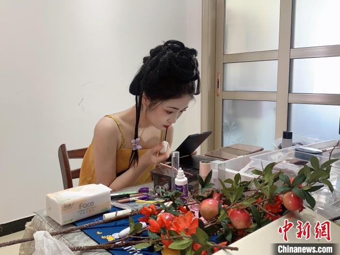 3日一早，常鏸文开始为当日的汉服造型梳妆准备。　受访者供图