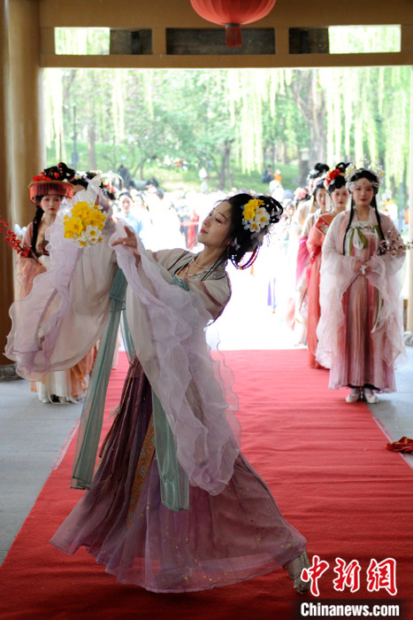 图为汉服爱好者在上巳节活动中扮演水仙仙子。 <a target='_blank' href='/' _fcksavedurl='/' _fcksavedurl='/'>中新社</a>发 高铖 摄