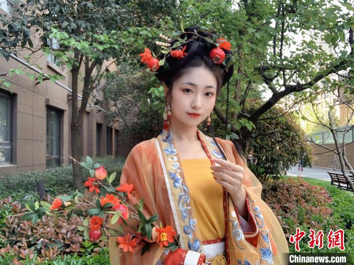 图为梳妆完毕的“石榴花神”常鏸文。　受访者供图